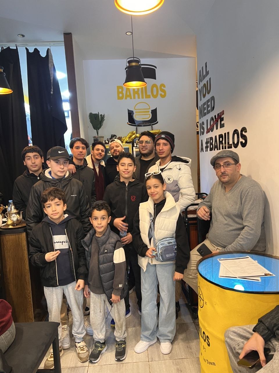 Moments de convivialité et esprit d'équipe de la section échecs Hamra Annaba avec l'entraîneur et les jeunes adhérents
