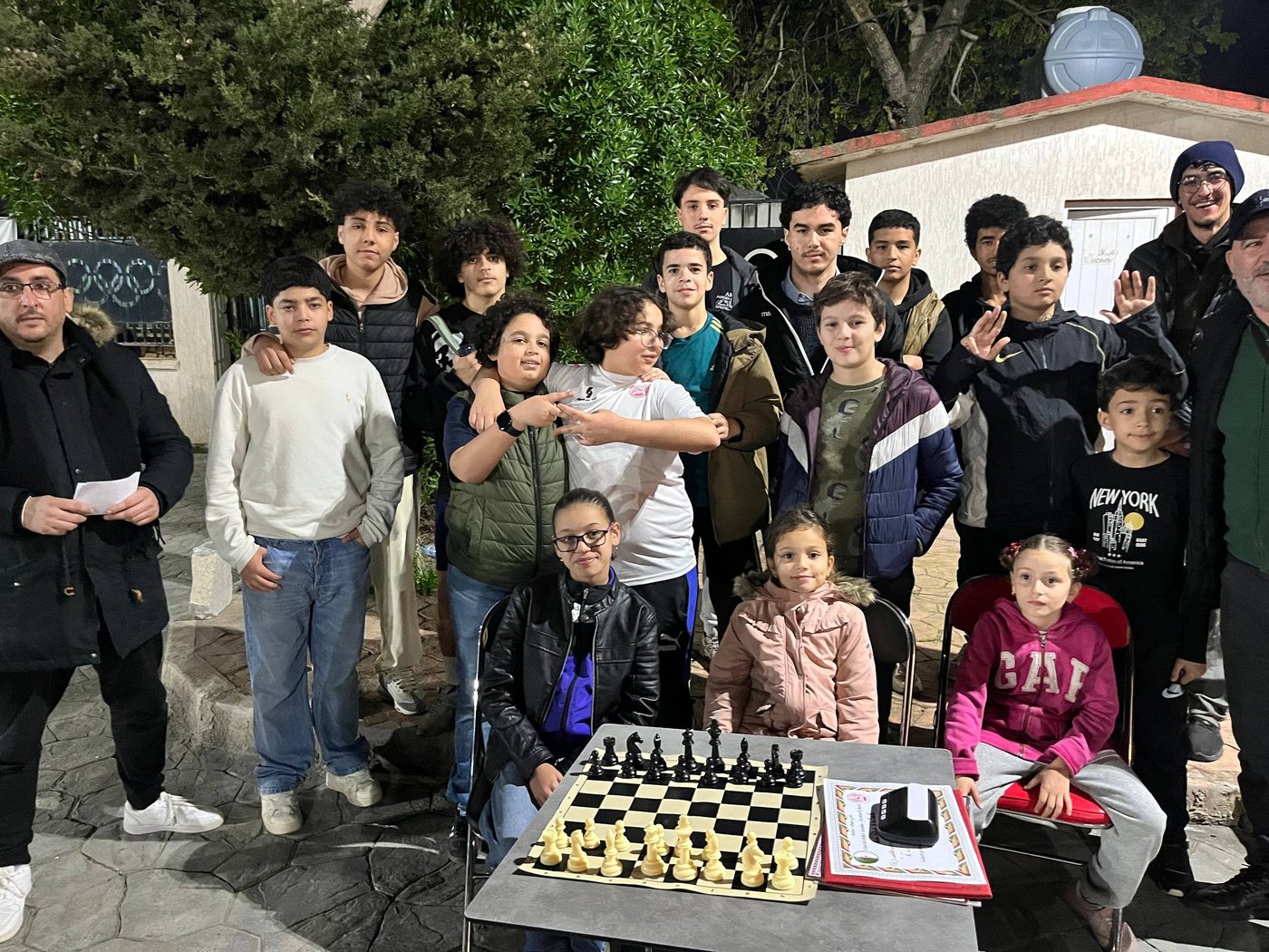 Photo de groupe officielle de la section échecs Hamra Annaba avec l'entraîneur Monsieur Bentboula, les enfants, trophées et diplômes
