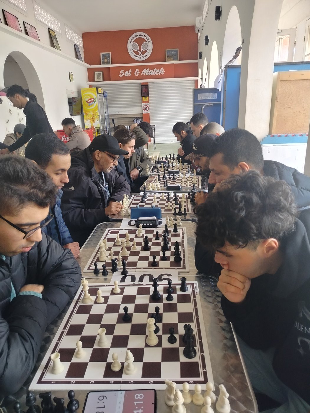 Match de tournoi en direct dans la salle d'échecs du club Hamra Annaba au TCA